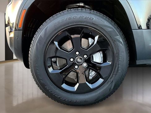 Used 2025 Land Rover Defender 110 S image 32