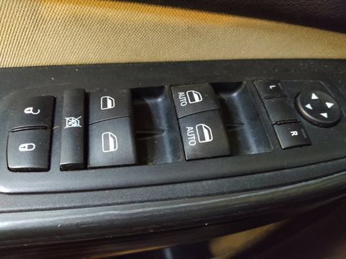 Used 2016 Jeep Cherokee Latitude w/ Safety/Convenience Group image 27