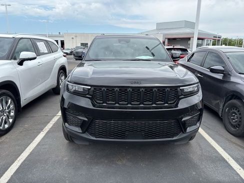 Used 2023 Jeep Grand Cherokee Altitude AWD/4WD image 2