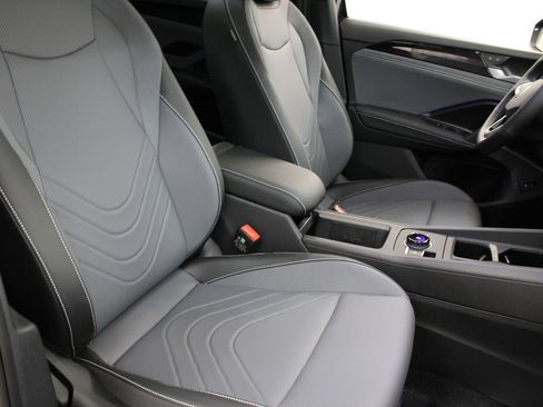 New 2026 Volkswagen Tiguan SE R-Line FWD image 23