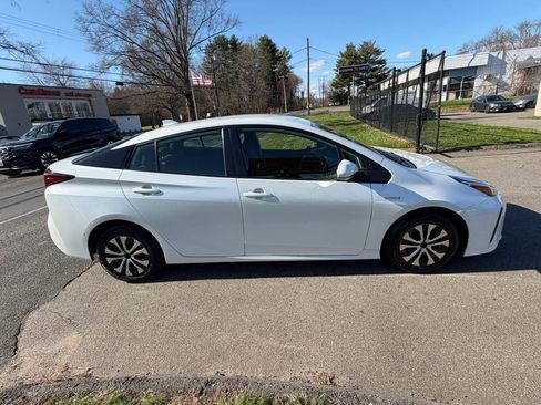 Used 2021 Toyota Prius LE image 4
