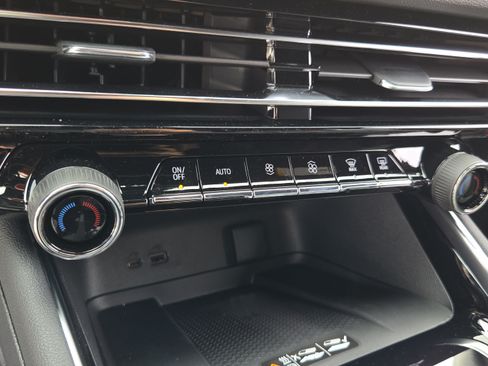 New 2026 Chevrolet Traverse RS w/ LPO, Floor Liner Package FWD image 21