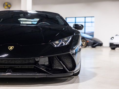Used 2018 Lamborghini Huracan Performante image 23
