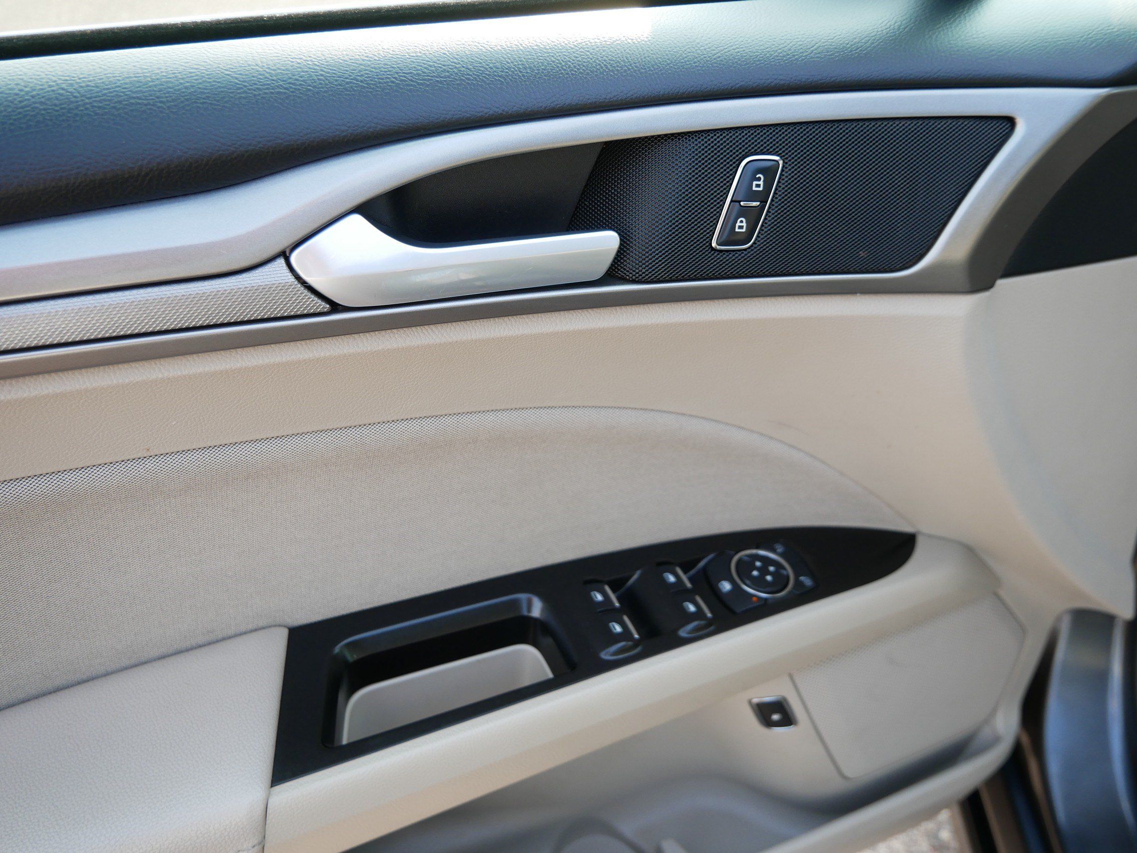Used 2017 Ford Fusion SE FWD image 20