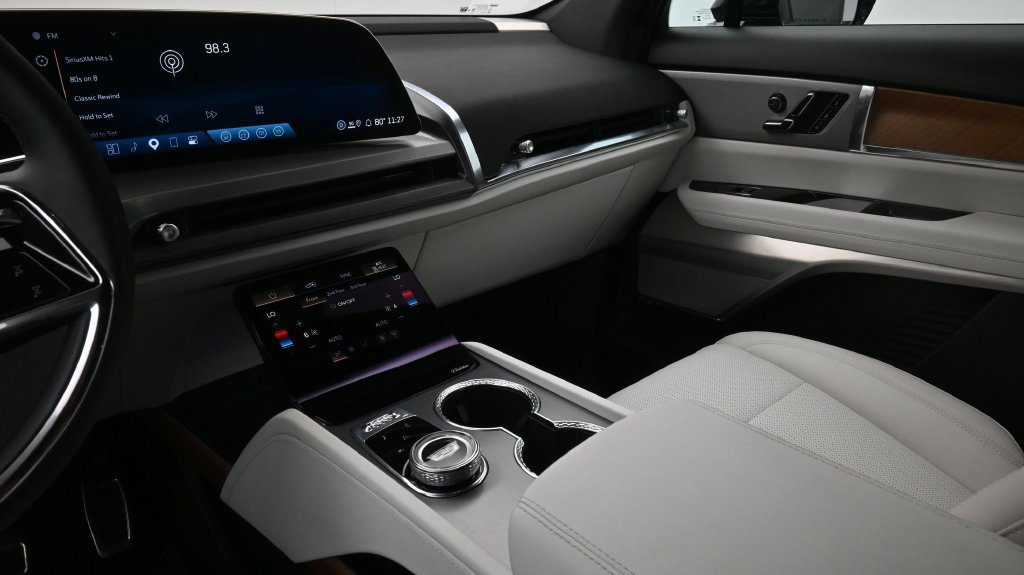 Certified 2027 Cadillac Vistiq Sport AWD/4WD image 8