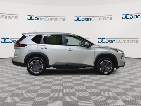 Used 2024 Nissan Rogue SV AWD/4WD image 2