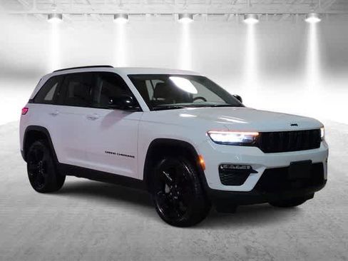 Used 2023 Jeep Grand Cherokee Limited w/ Luxury Tech Group II AWD/4WD image 2
