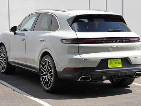Used 2025 Porsche Cayenne w/ Premium Package Plus AWD/4WD image 52