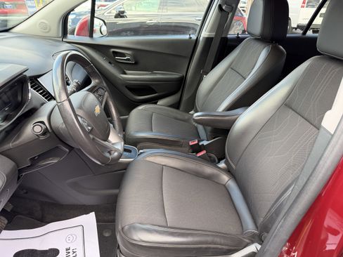 Used 2022 Chevrolet Trax LT w/ LT Convenience Package image 9