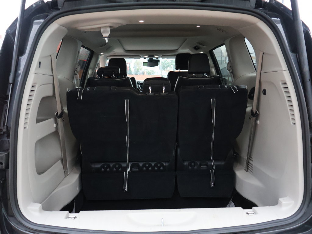 Used 2023 Chrysler Pacifica Limited FWD image 8