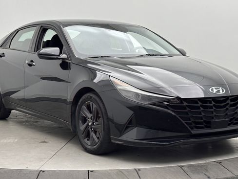 Used 2022 Hyundai Elantra SEL w/ Convenience Package FWD image 3