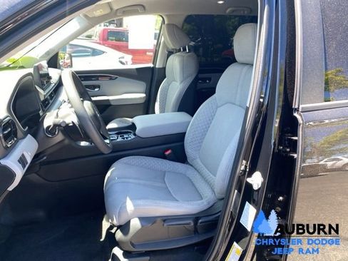 Used 2023 Honda Pilot LX image 31