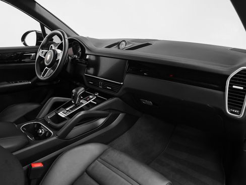 Used 2023 Porsche Cayenne Platinum Edition image 23