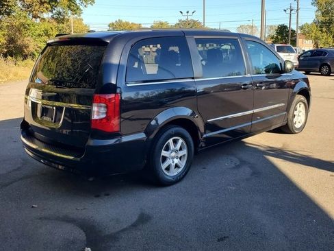 Used 2011 Chrysler Town & Country Touring image 6