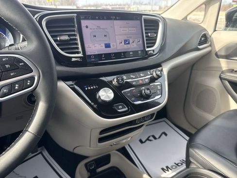 Used 2024 Chrysler Pacifica Touring-L image 19