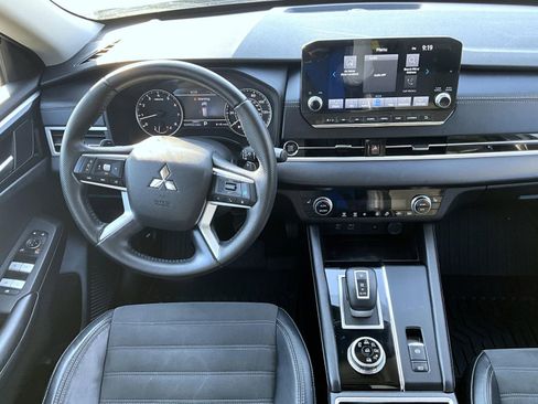 Used 2022 Mitsubishi Outlander SE image 13