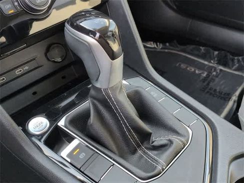 Used 2024 Volkswagen Taos SE image 32