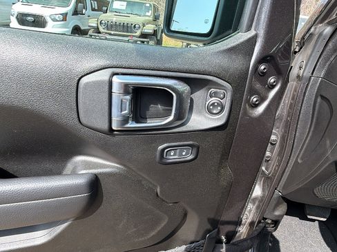 Used 2025 Jeep Gladiator Sport image 15