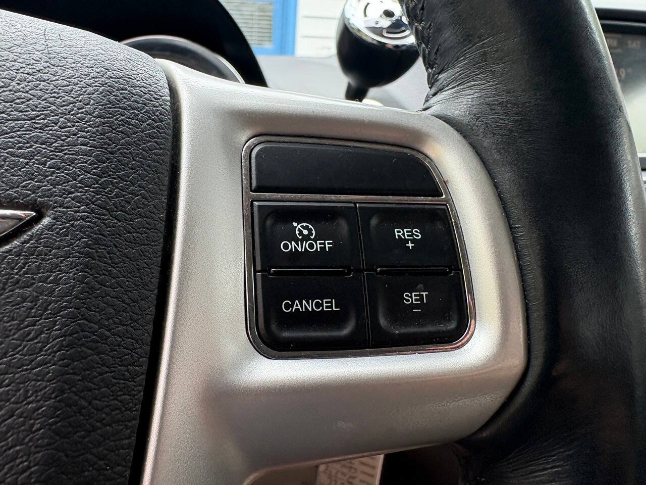 Used 2014 Chrysler Town & Country Touring-L w/ Driver Convenience Group FWD image 18