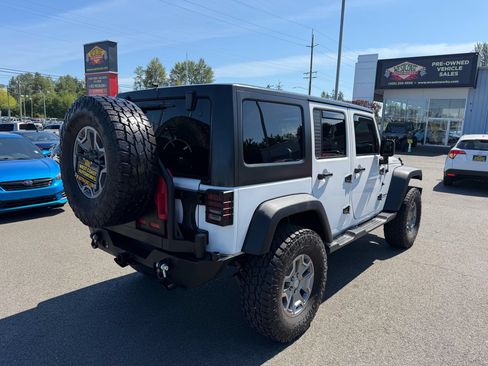 Used 2017 Jeep Wrangler Unlimited Rubicon w/ Connectivity Group AWD/4WD image 12