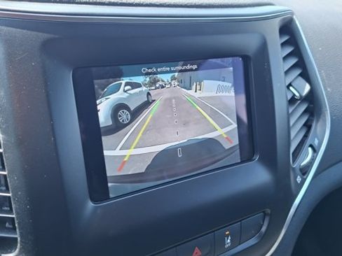 Used 2021 Jeep Cherokee Latitude Plus w/ Sun & Sound Group FWD image 13