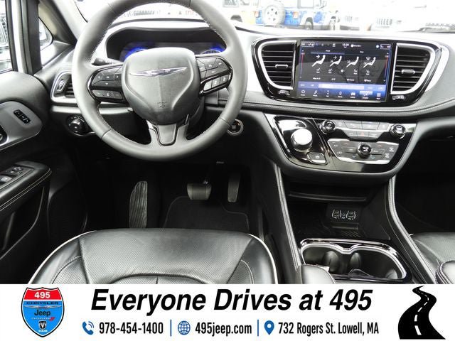 Used 2025 Chrysler Pacifica Limited FWD image 16