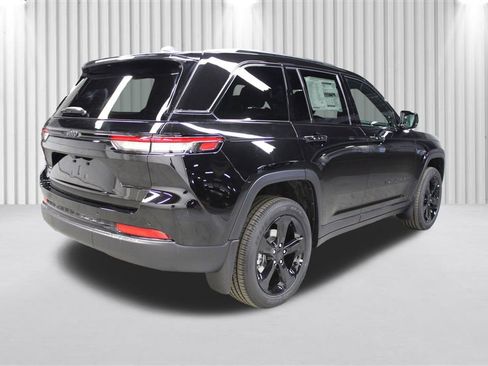 New 2025 Jeep Grand Cherokee Altitude image 3