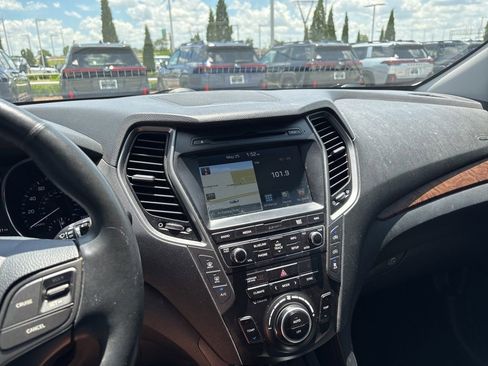 Used 2017 Hyundai Santa Fe FWD image 3