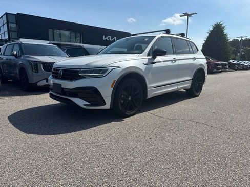 Used 2022 Volkswagen Tiguan SE R-Line AWD/4WD image 2