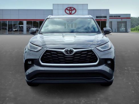 Used 2024 Toyota Highlander XLE image 2