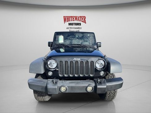Used 2016 Jeep Wrangler Rubicon w/ Power Convenience Group AWD/4WD image 2