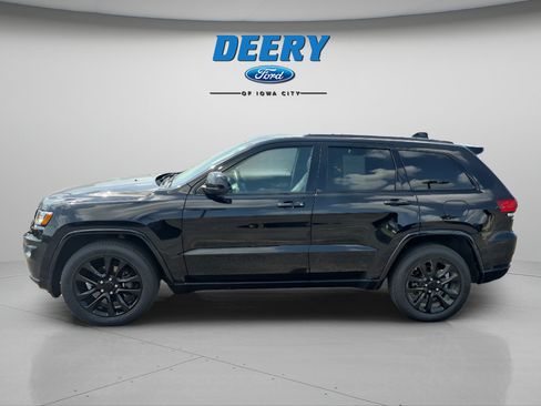 Used 2017 Jeep Grand Cherokee Altitude AWD/4WD image 2
