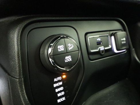 Used 2015 Jeep Renegade Trailhawk AWD/4WD image 16