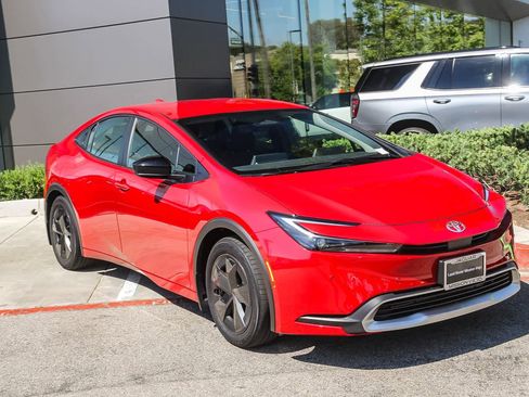 Used 2024 Toyota Prius Prime SE image 3