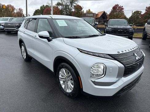 Used 2023 Mitsubishi Outlander ES image 7