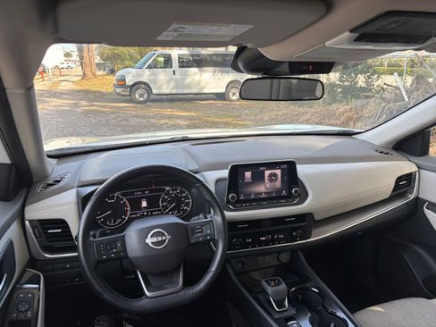 Used 2025 Nissan Rogue SV image 34