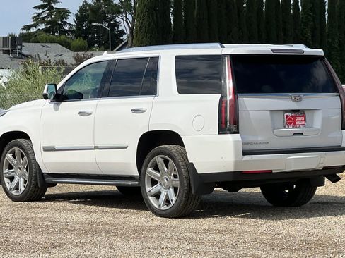 Used 2017 Cadillac Escalade Premium Luxury AWD/4WD image 7