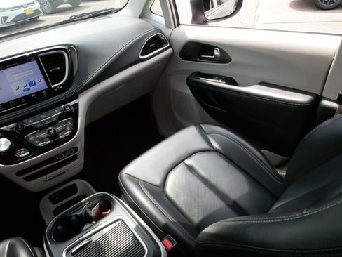 Used 2023 Chrysler Pacifica Touring-L FWD image 11