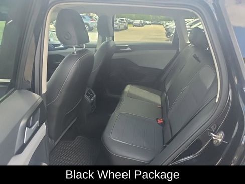 Used 2023 Volkswagen Taos SE w/ Panoramic Sunroof Package FWD image 7