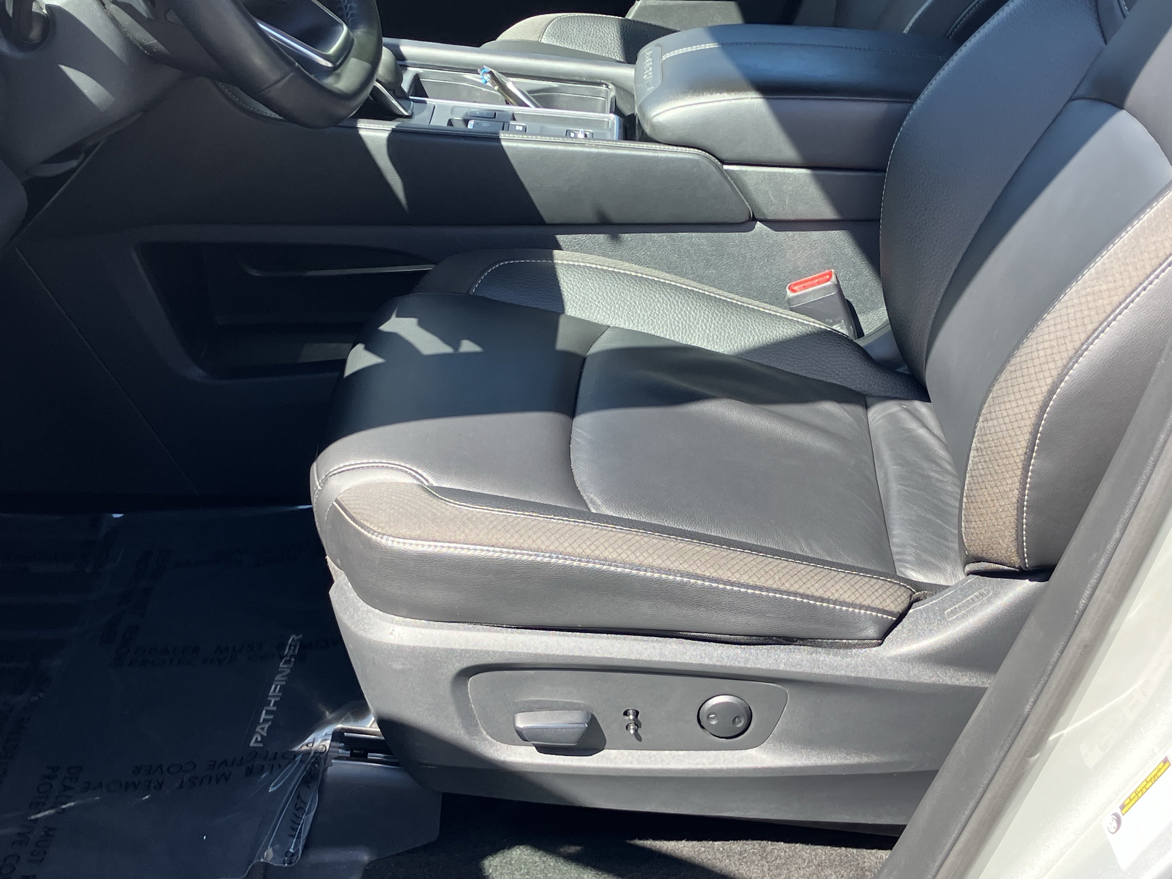 Used 2025 Nissan Pathfinder SL FWD image 17