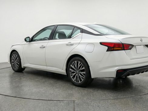 Used 2025 Nissan Altima 2.5 SV FWD image 6