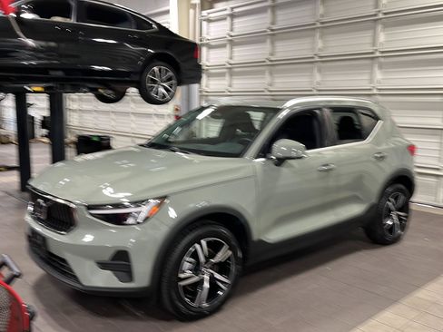 Certified 2025 Volvo XC40 B5 Core AWD/4WD image 1