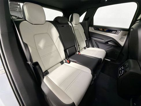 Certified 2026 Porsche Cayenne AWD/4WD image 26