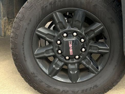 Used 2025 GMC Sierra 2500 AT4 image 8