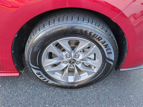 Used 2022 Toyota Sienna XLE image 8