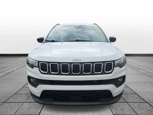 Used 2024 Jeep Compass Latitude AWD/4WD image 2