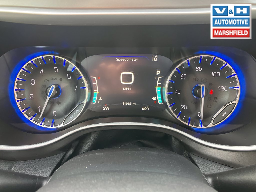 Used 2024 Chrysler Pacifica Touring-L FWD image 9