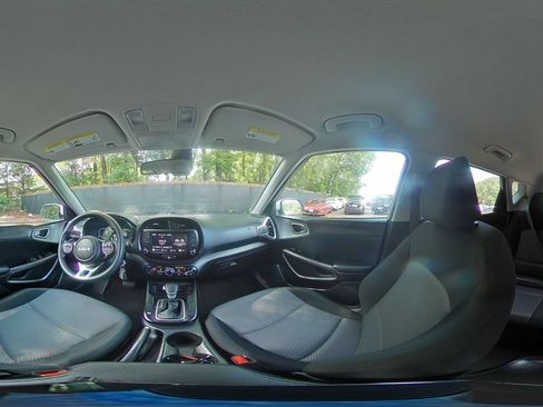 Used 2025 Kia Soul LX w/ LX Technology Package FWD image 40