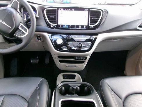 Used 2024 Chrysler Pacifica Touring-L image 14