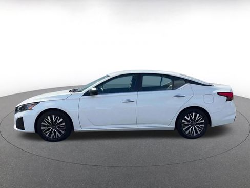 Used 2025 Nissan Altima 2.5 SV image 9